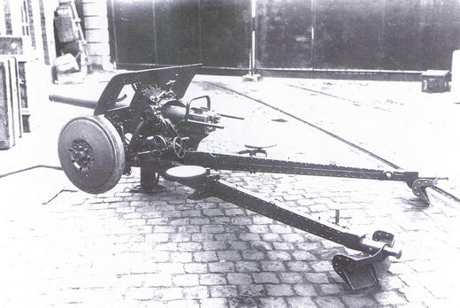 mobiel 47mm kanon in vuurpositie